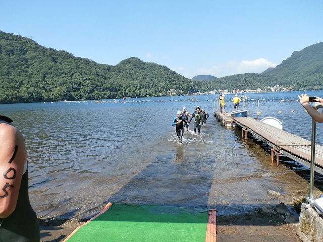 ショートタイプ（オリンピックディスタンス）の榛名湖リゾートトライアスロンのスイム風景